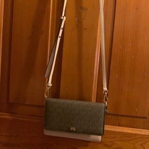 micheal kors jet set small two-tone logo smartphone crossbody bag